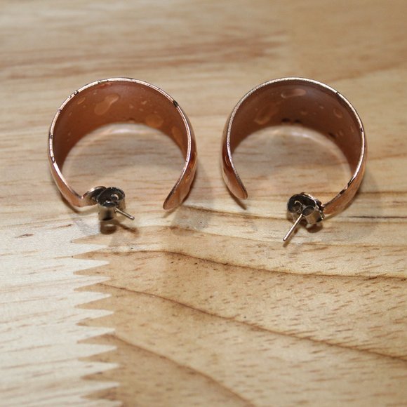 Rose colored small bangle earrings - Picture 5 of 6